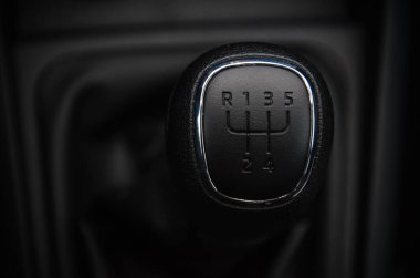 Modern bir arabada vites kolu. Elle iletim. Vites değiştirme kolu.