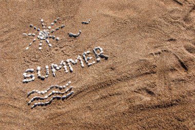 Bir plajda çakıl ve kum dan Yaz resmi. Yaz arka planı