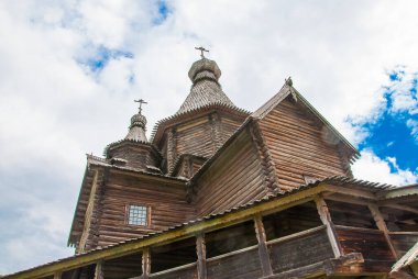 Veliky Novgorod 'daki eski ahşap ortodoks kilisesi. Rus ahşap mimarisi