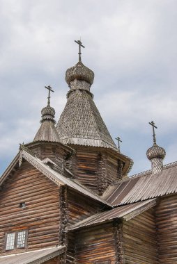Veliky Novgorod 'daki eski ahşap ortodoks kilisesi. Rus ahşap mimarisi