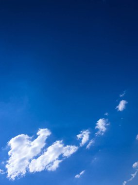 Mavi arkaplanı olan güzel bulutlar. Doğa havası, bulut mavi gökyüzü ve güneş.