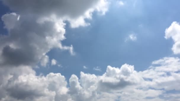 Белое Облако Исчезает Жарком Солнце Голубом Небе Кучевые Облака Образуются — стоковое видео