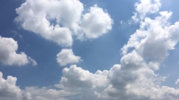 Nuage blanc disparaître dans le soleil chaud sur ciel bleu. Cumulus nuages se forment contre un ciel bleu brillant. Time-lapse mouvement nuages ciel bleu fond .