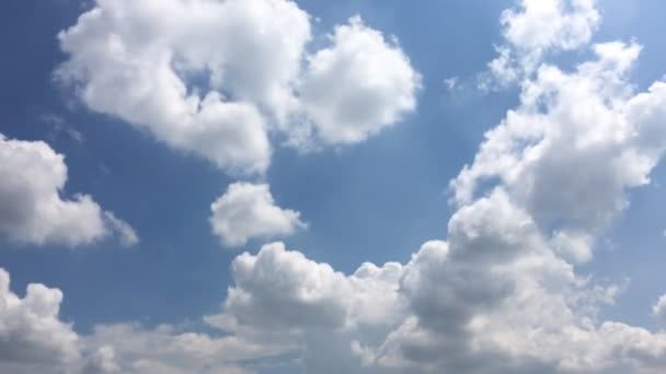 Weiße Wolken Verschwinden Der Heißen Sonne Blauen Himmel Kumuluswolken Bilden — Stockvideo