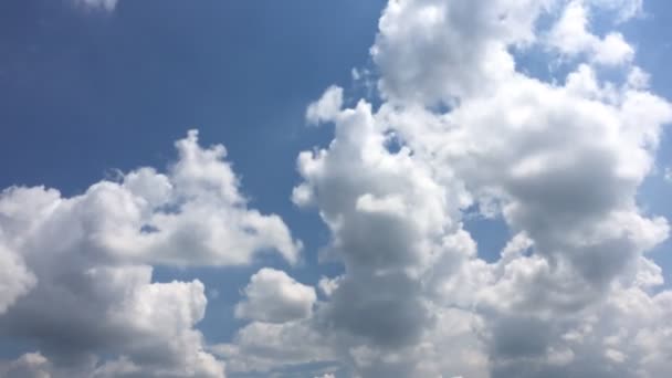 白云消失在蓝天的烈日下 时间流逝的云彩 蓝天背景和太阳 — 图库视频影像
