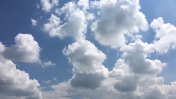 Weiße Wolken Verschwinden Der Heißen Sonne Blauen Himmel Kumuluswolken Bilden — Stockvideo