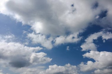 Mavi arkaplanı olan güzel bulutlar. Doğa havası, bulut mavi gökyüzü ve güneş.