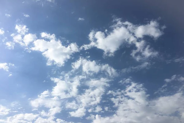 Beaux nuages avec fond bleu ciel. Météo nature, ciel bleu nuage et soleil. — Photo