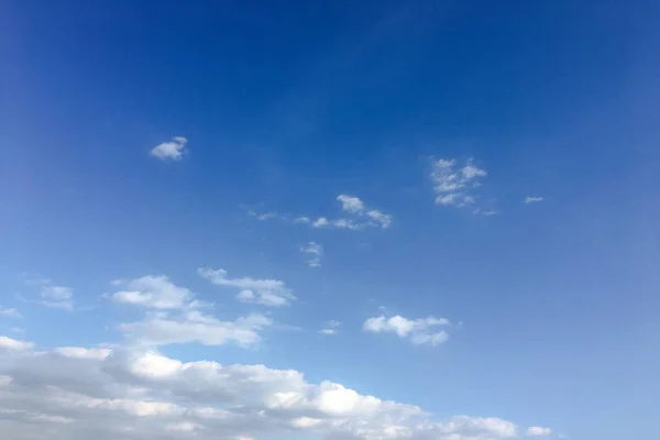 Mooie wolken met blauwe lucht achtergrond. Natuur weer, wolkenblauwe lucht en zon. — Stockfoto