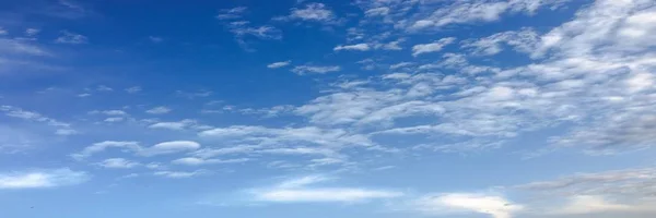 Gyönyörű Felhők Kék Háttér Természet Időjárás Felhő Kék Nap — Stock Fotó