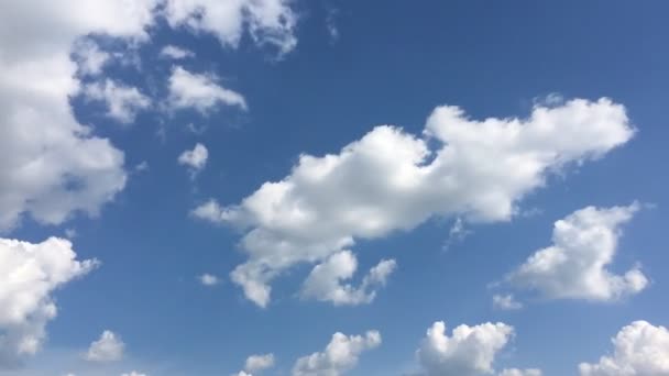 Beyaz Bulut Mavi Gökyüzünde Güneşin Altında Kaybolur Kümülüs Bulutlar Formu — Stok video