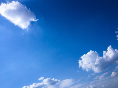 güzel mavi gökyüzü bulutlar arka plan ile. Bulutlar hava doğa bulut mavi gökyüzü. Bulutlar ve güneş mavi gökyüzü