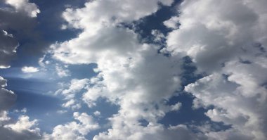 güzel mavi gökyüzü bulutlar arka plan ile. Bulutlar hava doğa bulut mavi gökyüzü. Bulutlar ve güneş mavi gökyüzü