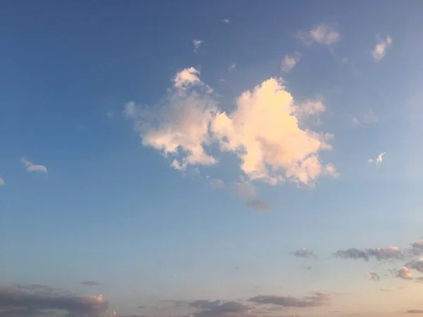 美しい青い空雲の背景に 雲天気自然雲青い空 雲と太陽と青空 — ストック写真