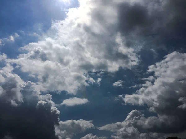 美丽的蓝天白云背景 天空与云彩天气自然云彩蓝色 蓝天白云与太阳 — 图库照片