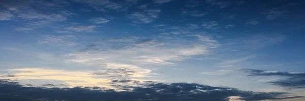 美しい青い空雲の背景に 雲天気自然雲青い空 雲と太陽と青空 — ストック写真