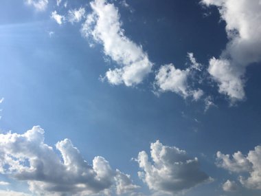 Bir mavi gökyüzü arka plan güzel bulutlar. Bulut gökyüzü. Mavi gökyüzü bulutlu hava, doğa bulut ile. Beyaz bulutlar, mavi gökyüzü ve güneş
