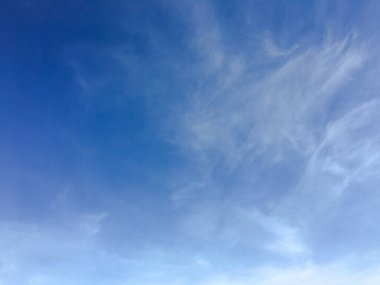 Bir mavi gökyüzü arka plan güzel bulutlar. Bulut gökyüzü. Mavi gökyüzü bulutlu hava, doğa bulut ile. Beyaz bulutlar, mavi gökyüzü ve güneş