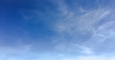 Bir mavi gökyüzü arka plan güzel bulutlar. Bulut gökyüzü. Mavi gökyüzü bulutlu hava, doğa bulut ile. Beyaz bulutlar, mavi gökyüzü ve güneş