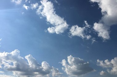 Bir mavi gökyüzü arka plan güzel bulutlar. Bulut gökyüzü. Mavi gökyüzü bulutlu hava, doğa bulut ile. Beyaz bulutlar, mavi gökyüzü ve güneş