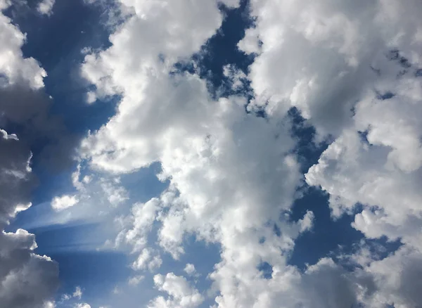 Lindas Nuvens Contra Fundo Azul Céu Céu Nublado Céu Azul — Fotografia de Stock