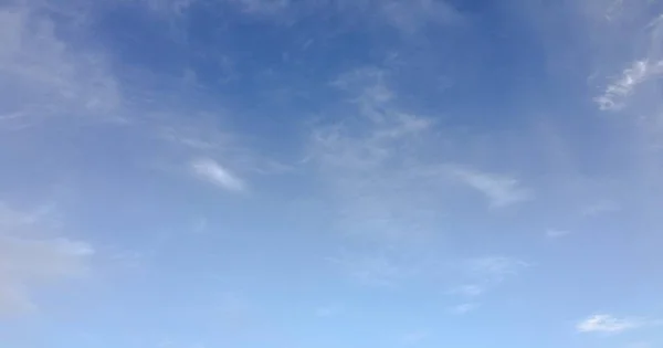 Bir Mavi Gökyüzü Arka Plan Güzel Bulutlar Bulut Gökyüzü Mavi — Stok fotoğraf