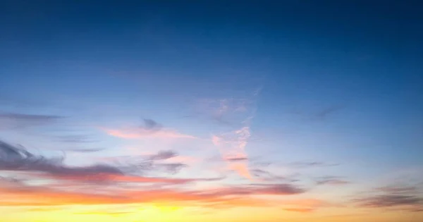 Bir Mavi Gökyüzü Arka Plan Güzel Bulutlar Bulut Gökyüzü Mavi — Stok fotoğraf