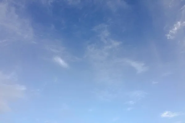 青い空を背景に美しい雲 空の雲 曇りの日 自然の雲と青い空 白い雲 青い空と太陽 — ストック写真