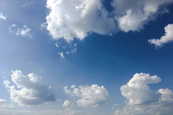 青い空を背景に美しい雲 空の雲 曇りの日 自然の雲と青い空 白い雲 青い空と太陽 — ストック写真