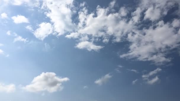 Les Nuages Blancs Disparaissent Sous Soleil Chaud Sur Ciel Bleu — Video