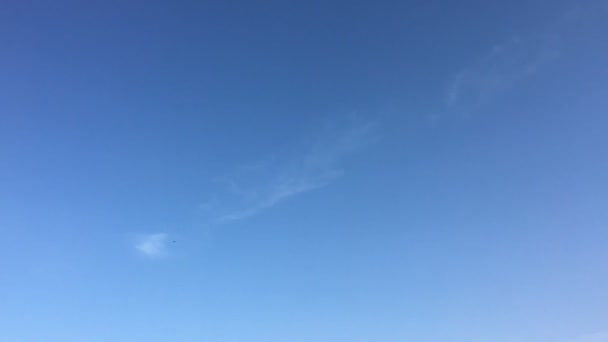 Les nuages blancs disparaissent sous le soleil chaud sur le ciel bleu. Time-lapse motion nuages ciel bleu fond. Ciel bleu. Nuages. Ciel bleu avec nuages blancs et soleil . — Video