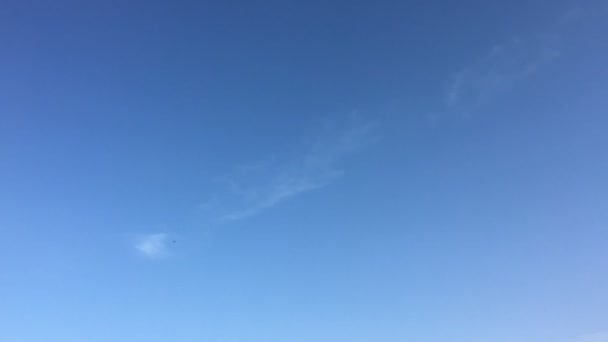 Bílé mraky zmizí v horkém slunci na modré obloze. Time-Lapse pohybu mraky modré obloze na pozadí. Modrá obloha. Mraky. Modrá obloha s bílé mraky a slunce.