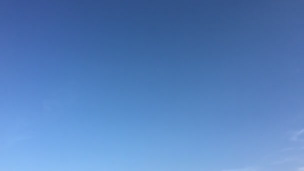 흰 구름 푸른 하늘에 뜨거운 태양에서 사라진다. 시간 경과 모션 구름 푸른 하늘 배경입니다. 푸른 하늘입니다. 구름입니다. 푸른 하늘 흰 구름과 태양. — 비디오