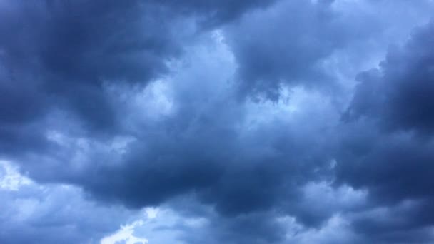 Stormachtige wolk verdwijnen in de hete zon op blauwe hemel. Cumulus donkere wolken formulier tegen een heldere blauwe hemel. Time-lapse beweging wolken blauwe hemelachtergrond. — Stockvideo