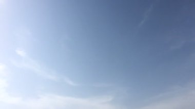 Beyaz bulutlar güneşin altında mavi gökyüzü üzerinde kaybolur. Hızlandırılmış hareket bulutlar mavi gökyüzü arka plan. Mavi gökyüzü. Bulutlar. Beyaz bulutlar ve güneş mavi gökyüzü.