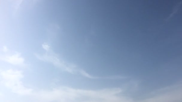 Weiße Wolken Verschwinden Der Heißen Sonne Blauen Himmel Zeitraffer Bewegungswolken — Stockvideo