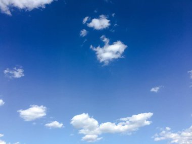 Bir mavi gökyüzü arka plan güzel bulutlar. Bulut gökyüzü. Mavi gökyüzü bulutlu hava, doğa bulut ile. Beyaz bulutlar, mavi gökyüzü ve güneş