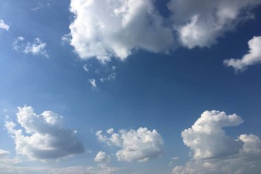 Bir mavi gökyüzü arka plan güzel bulutlar. Bulut gökyüzü. Mavi gökyüzü bulutlu hava, doğa bulut ile. Beyaz bulutlar, mavi gökyüzü ve güneş