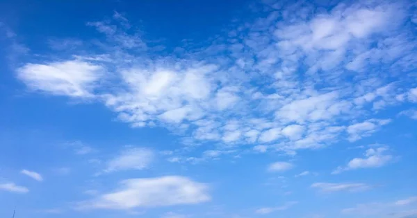 Schöne Wolken Vor Blauem Himmel Wolkenhimmel Blauer Himmel Mit Bewölktem — Stockfoto