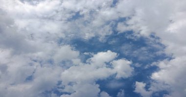 Bir mavi gökyüzü arka plan güzel bulutlar. Bulut gökyüzü. Mavi gökyüzü bulutlar hava, doğa bulut ile. Beyaz bulutlar, mavi gökyüzü ve güneş