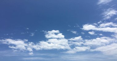 Bir mavi gökyüzü arka plan güzel bulutlar. Bulut gökyüzü. Mavi gökyüzü bulutlar hava, doğa bulut ile. Beyaz bulutlar, mavi gökyüzü ve güneş