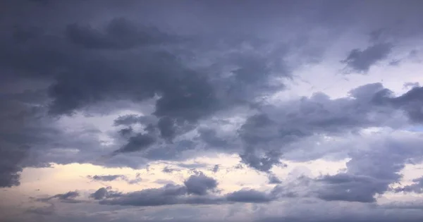 Prachtige Wolken Tegen Achtergrond Van Een Blauwe Hemel Wolk Lucht — Stockfoto