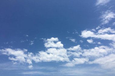 Bir mavi gökyüzü arka plan güzel bulutlar. Bulut gökyüzü. Mavi gökyüzü bulutlar hava, doğa bulut ile. Beyaz bulutlar, mavi gökyüzü ve güneş.