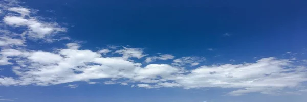 Lindas nuvens contra um fundo azul do céu. Céu nublado. Céu azul com nuvens tempo, nuvem da natureza. Nuvens brancas, céu azul e sol . — Fotografia de Stock