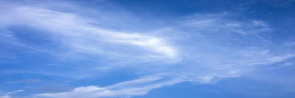 Schöne Wolken vor blauem Himmel. Wolkenhimmel. blauer Himmel mit Wolken Wetter, Natur Wolke. weiße Wolken, blauer Himmel und Sonne. — Stockfoto