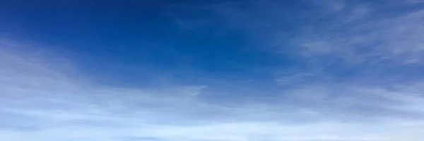 青い空を背景に美しい雲。空の雲。雲の天気、自然雲と青い空。白い雲、青い空と太陽. — ストック写真