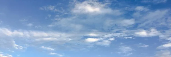 Prachtige wolken tegen de achtergrond van een blauwe hemel. Wolk lucht. Blauwe hemel met wolken weer, natuur wolk. Witte wolken, blauwe lucht en zon. — Stockfoto