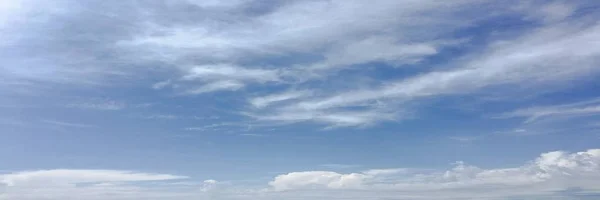 Awan indah dengan latar langit biru. Awan langit. Langit biru dengan awan cuaca, awan alam. Awan putih, langit biru dan matahari . — Stok Foto