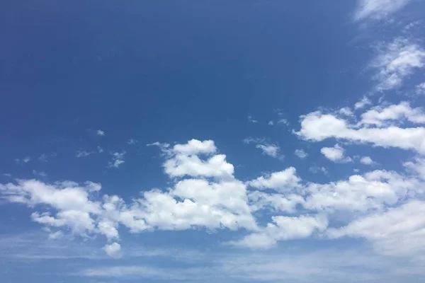 Schöne Wolken vor blauem Himmel. Wolkenhimmel. blauer Himmel mit Wolken Wetter, Natur Wolke. weiße Wolken, blauer Himmel und Sonne. — Stockfoto