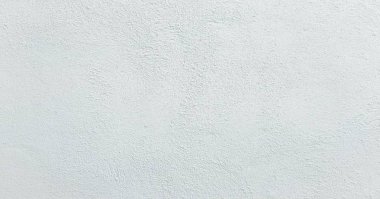 Gri ve siyah tonlarda fırça darbeleriyle beyaz desenli soyut arkaplan